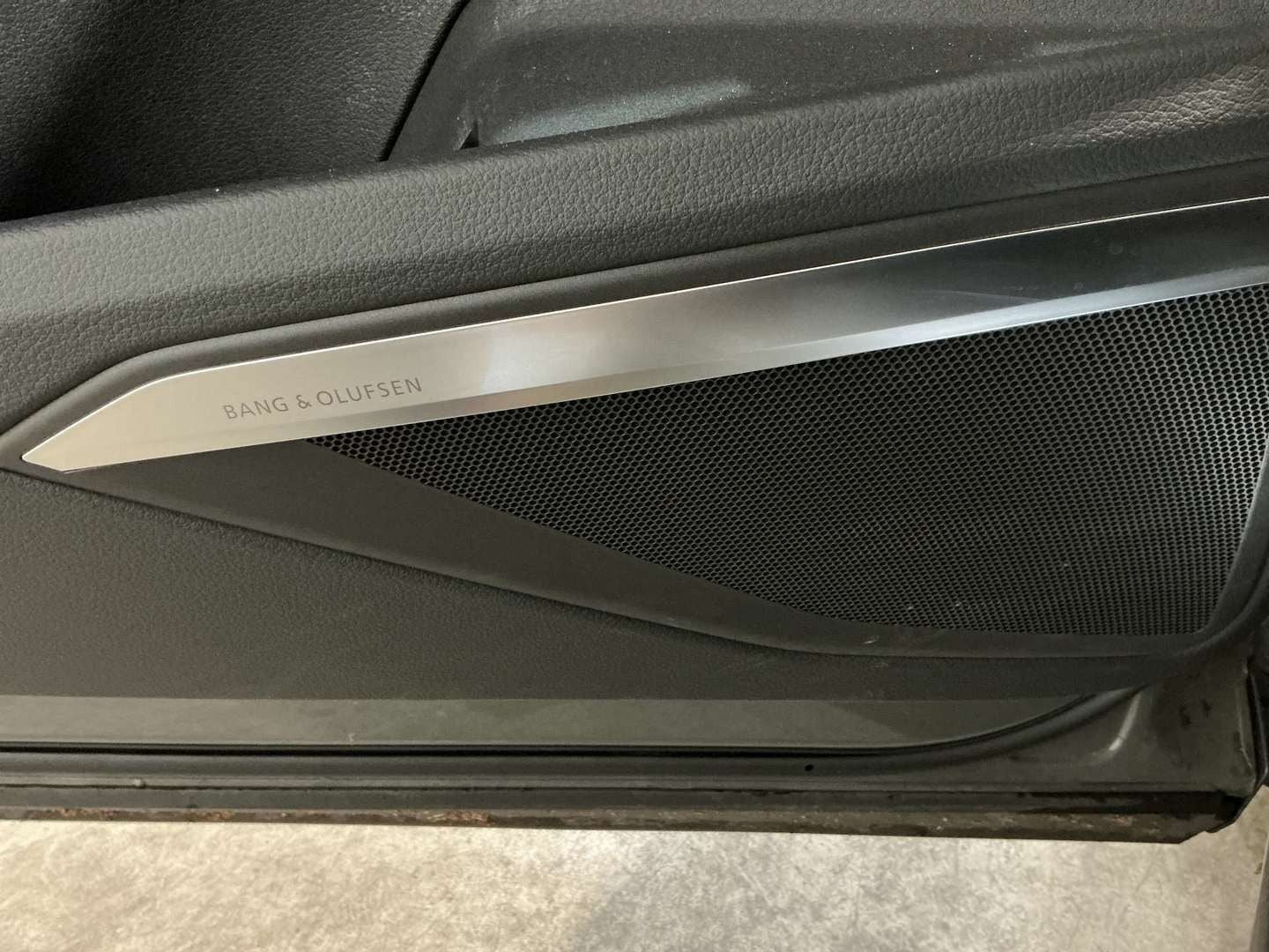 Grå Audi Q8 e-tron fra 2023