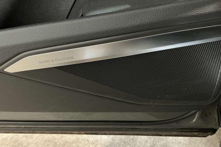 Grå Audi Q8 e-tron fra 2023