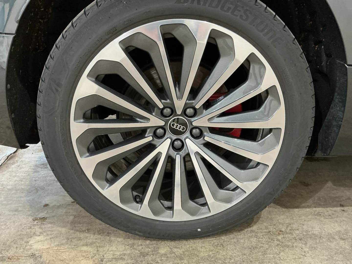 Grå Audi Q8 e-tron fra 2023