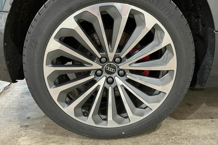 Grå Audi Q8 e-tron fra 2023