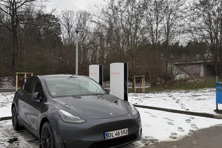 Grå Tesla Model Y fra 2021