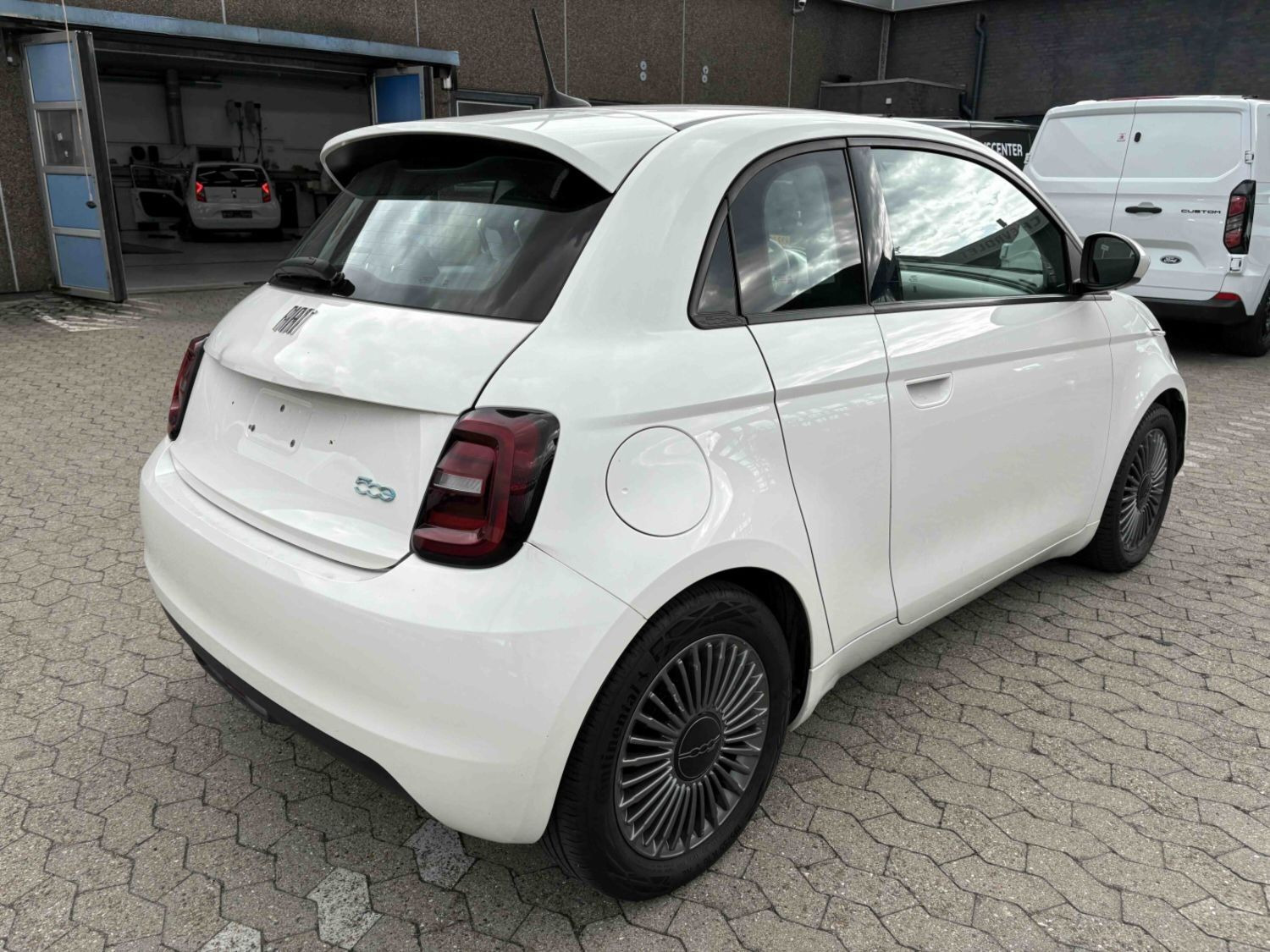 Hvid Fiat 500e fra 2021