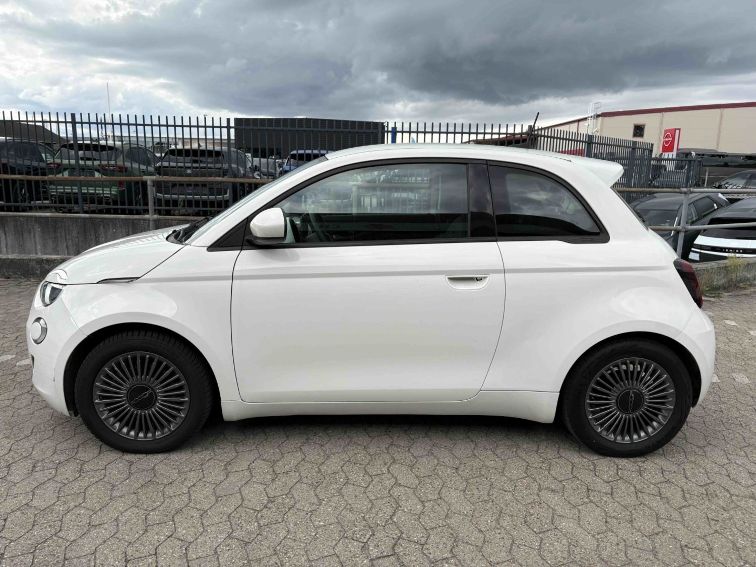 Hvid Fiat 500e fra 2021