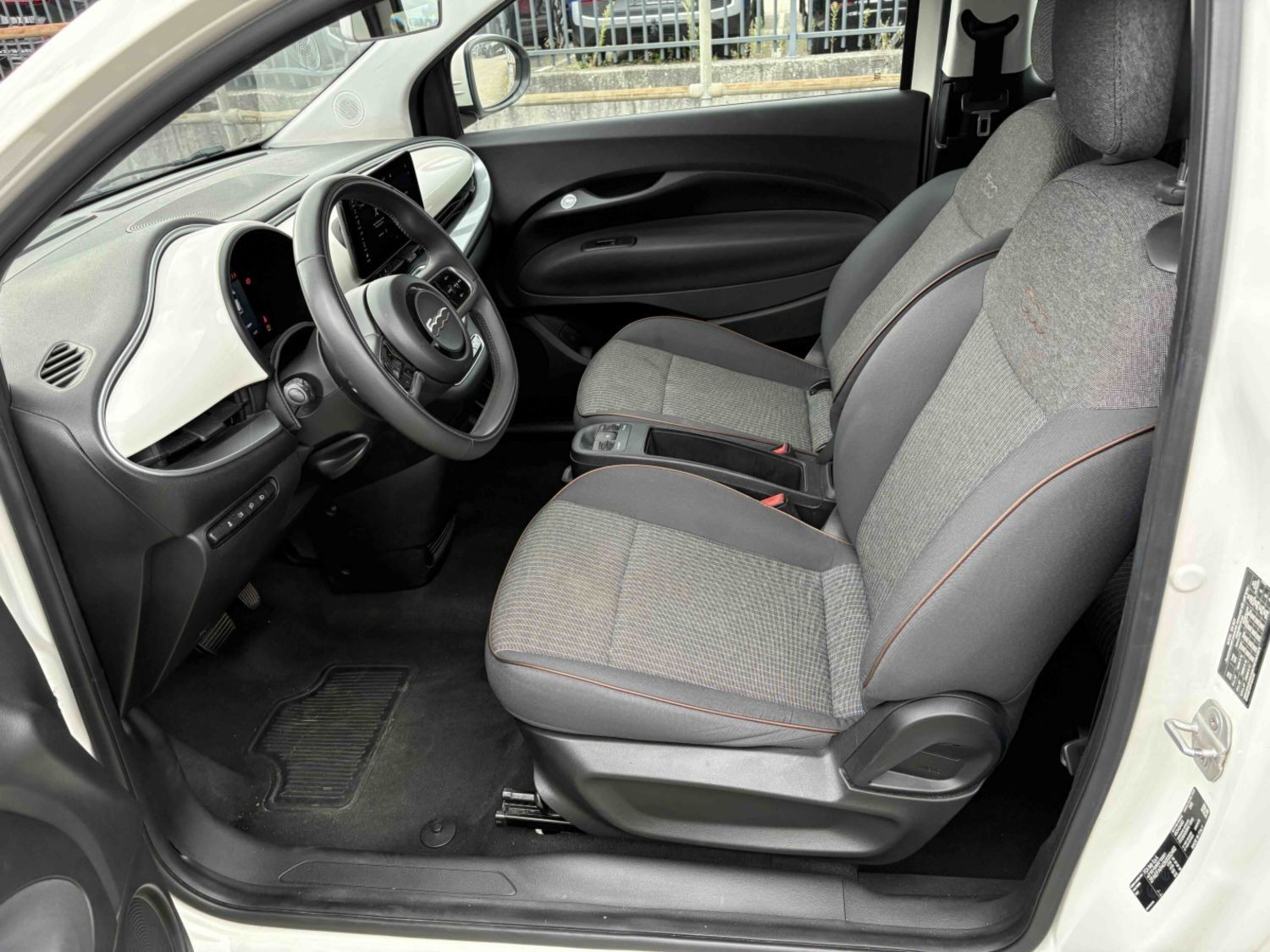 Hvid Fiat 500e fra 2021
