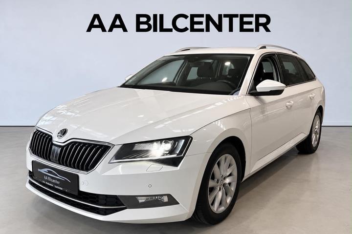 Hvid Skoda Superb fra 2017 set udefra