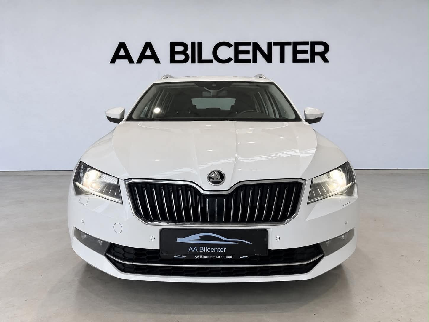 Hvid Skoda Superb fra 2017