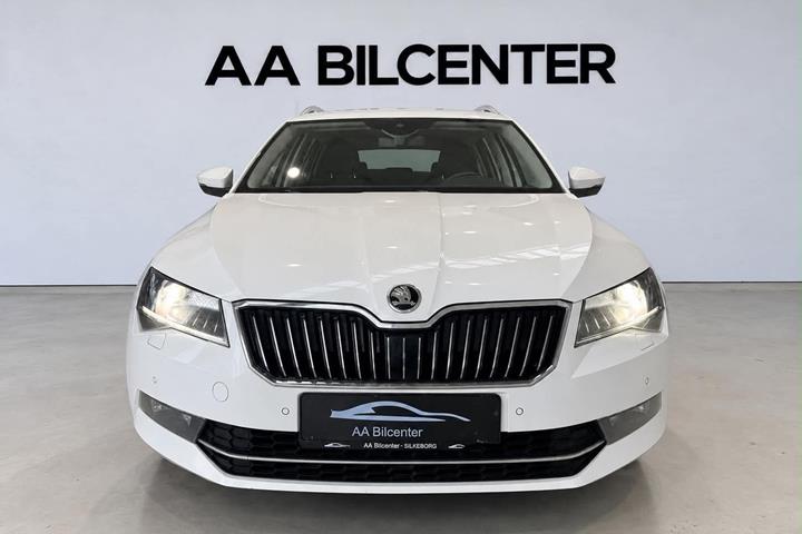 Hvid Skoda Superb fra 2017