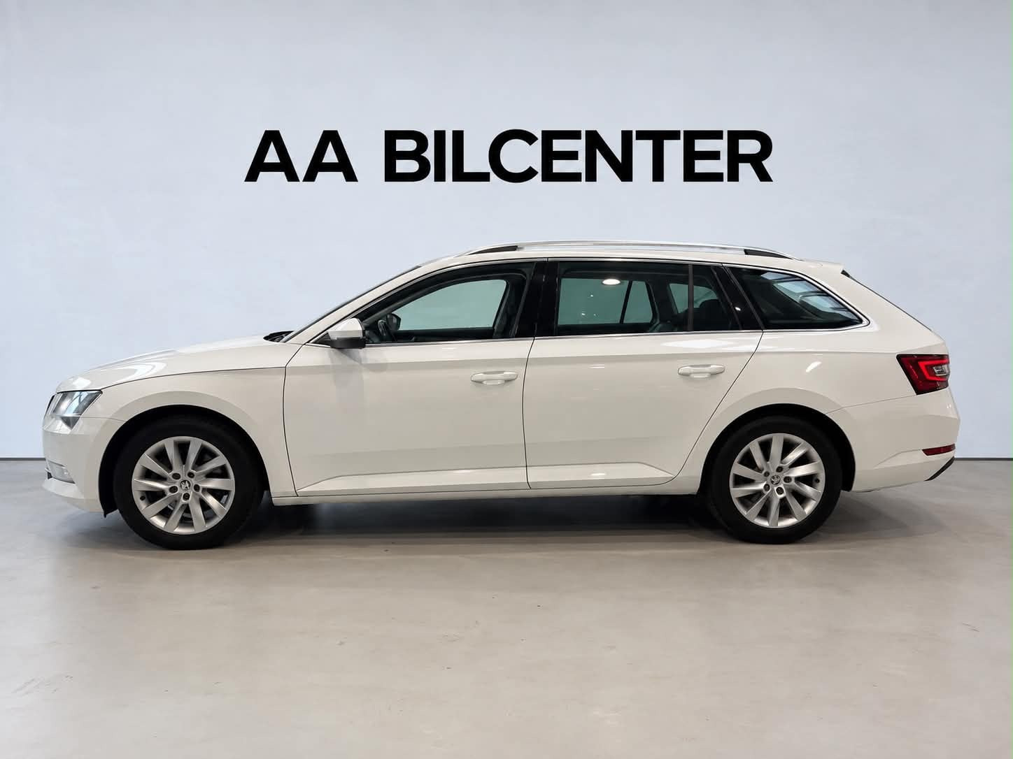 Hvid Skoda Superb fra 2017