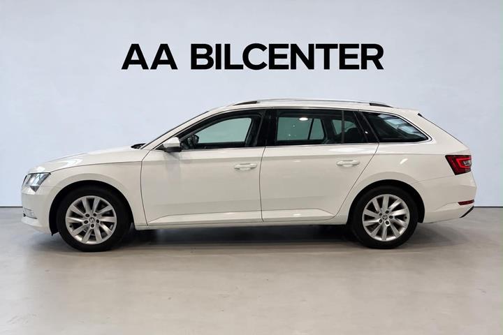 Hvid Skoda Superb fra 2017