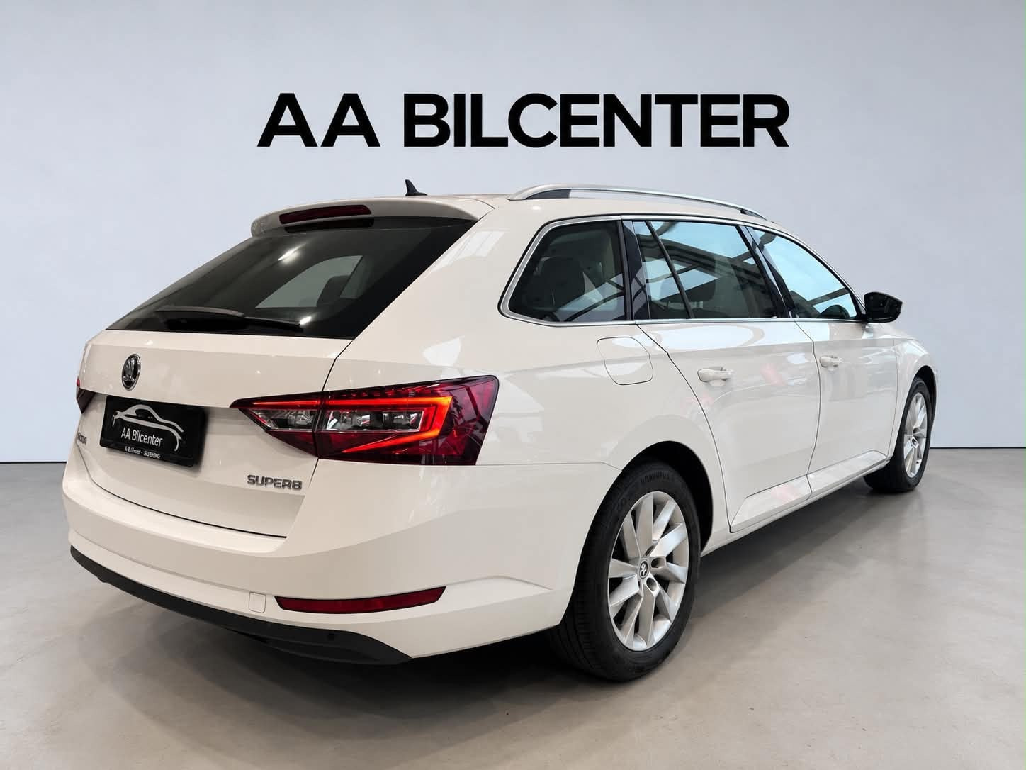 Hvid Skoda Superb fra 2017