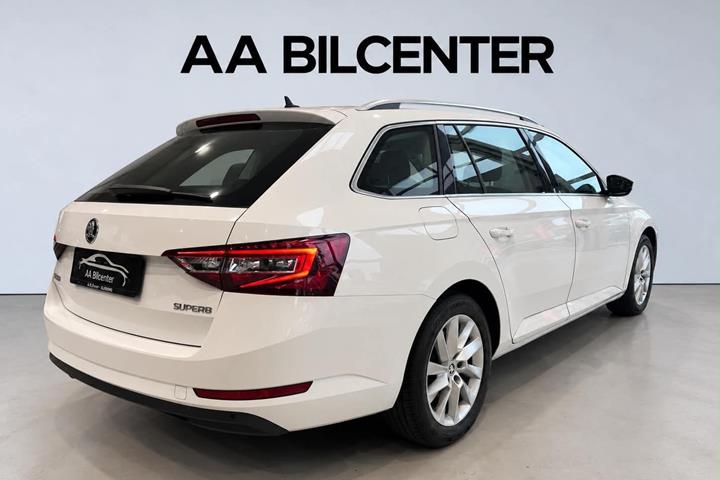 Hvid Skoda Superb fra 2017