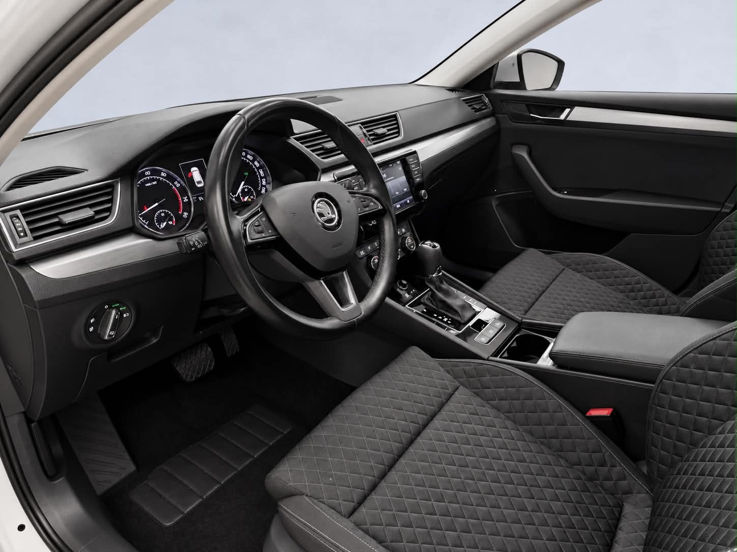 Hvid Skoda Superb fra 2017