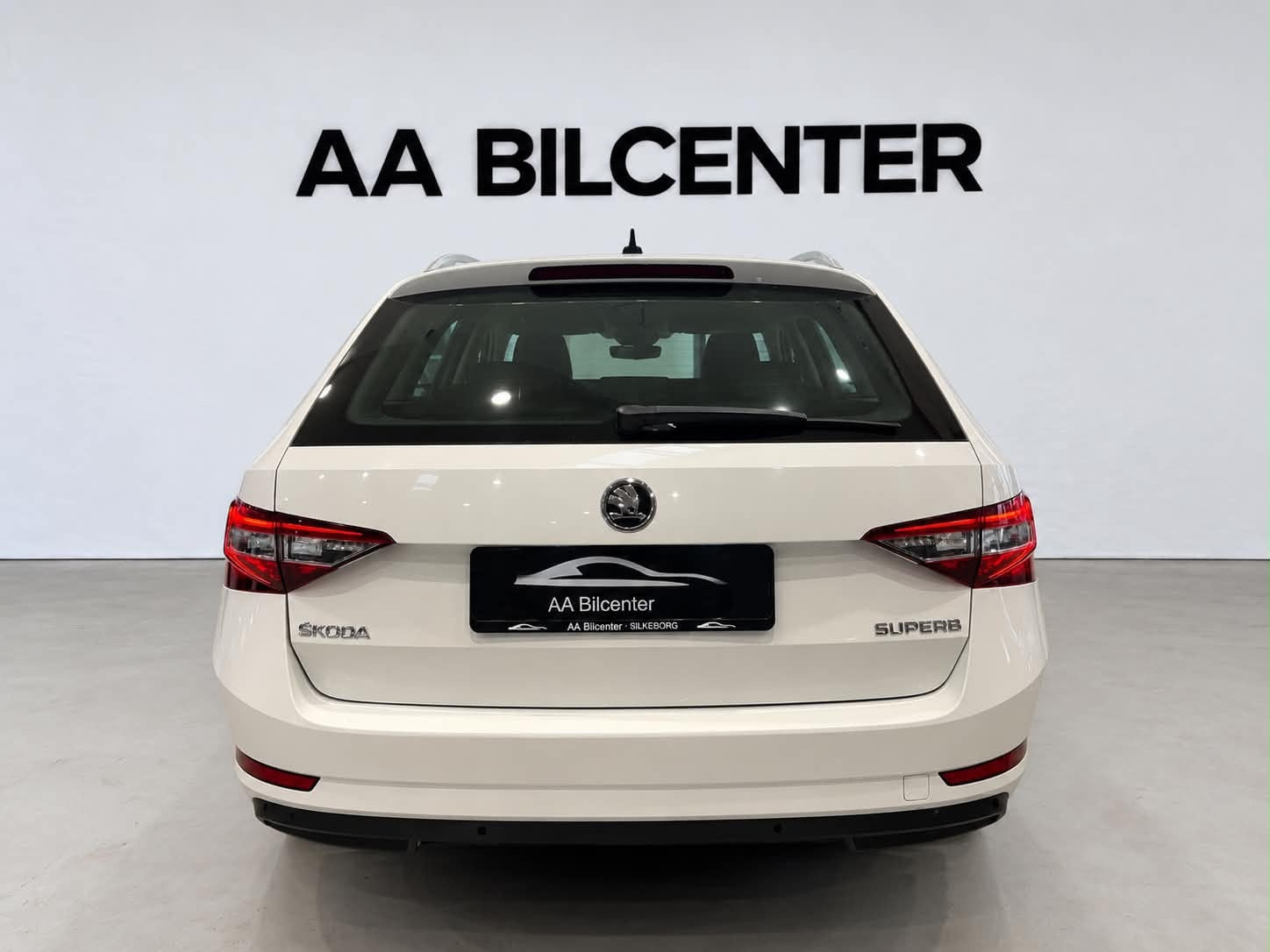 Hvid Skoda Superb fra 2017