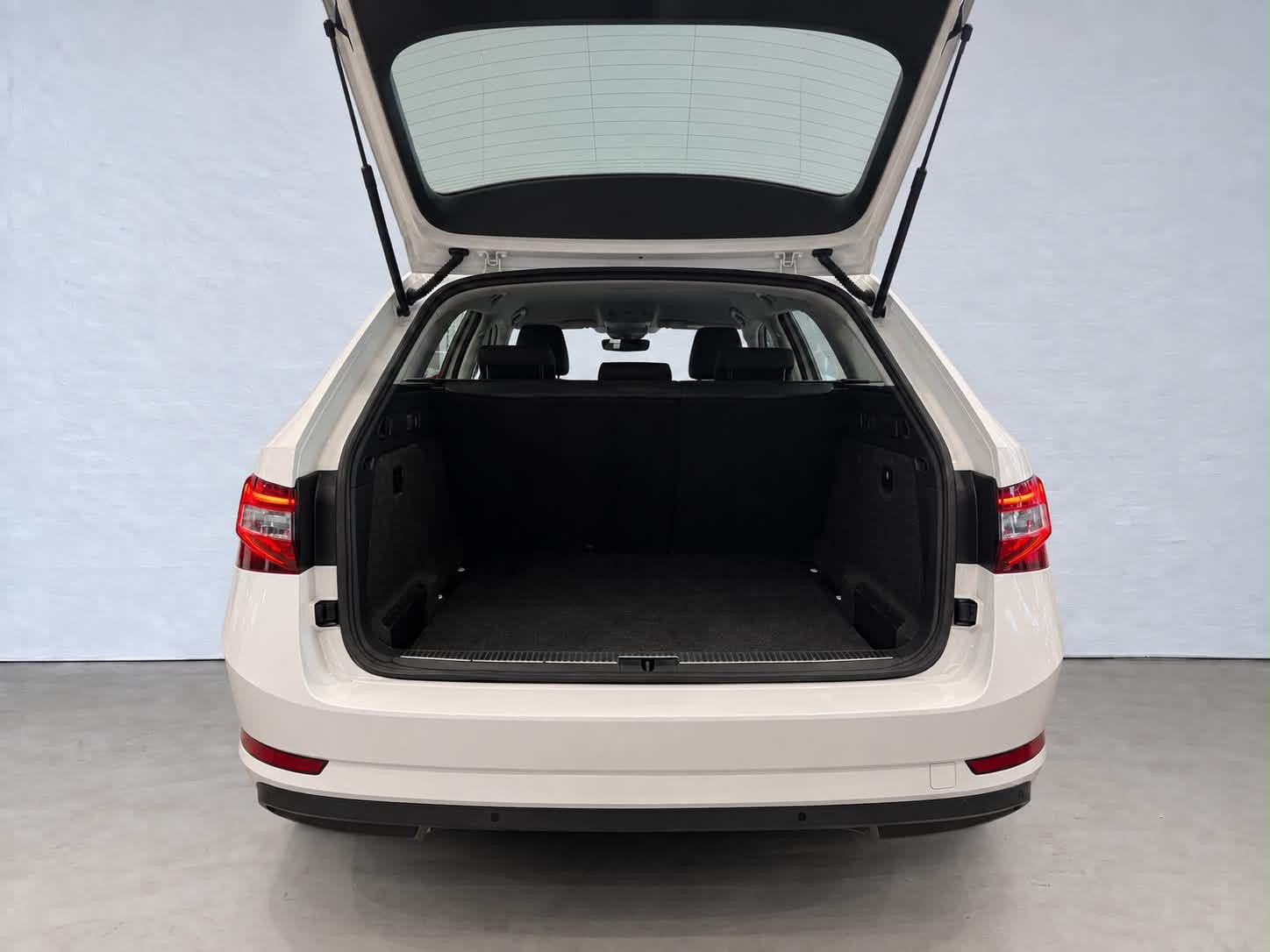 Hvid Skoda Superb fra 2017