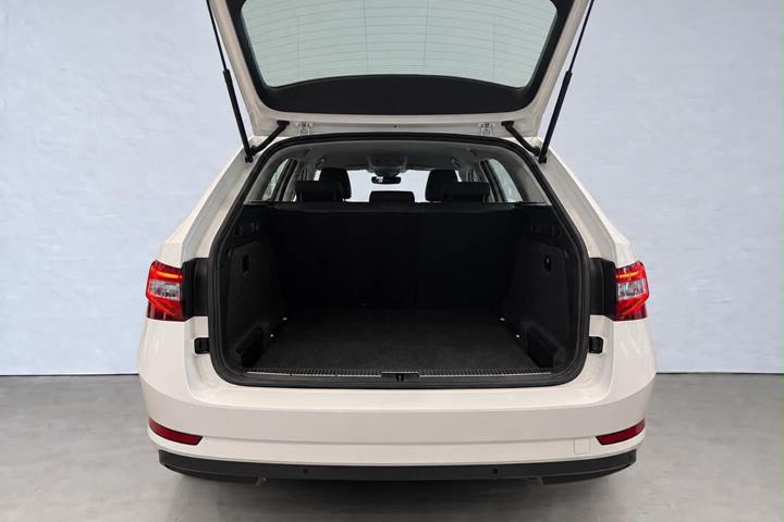 Hvid Skoda Superb fra 2017