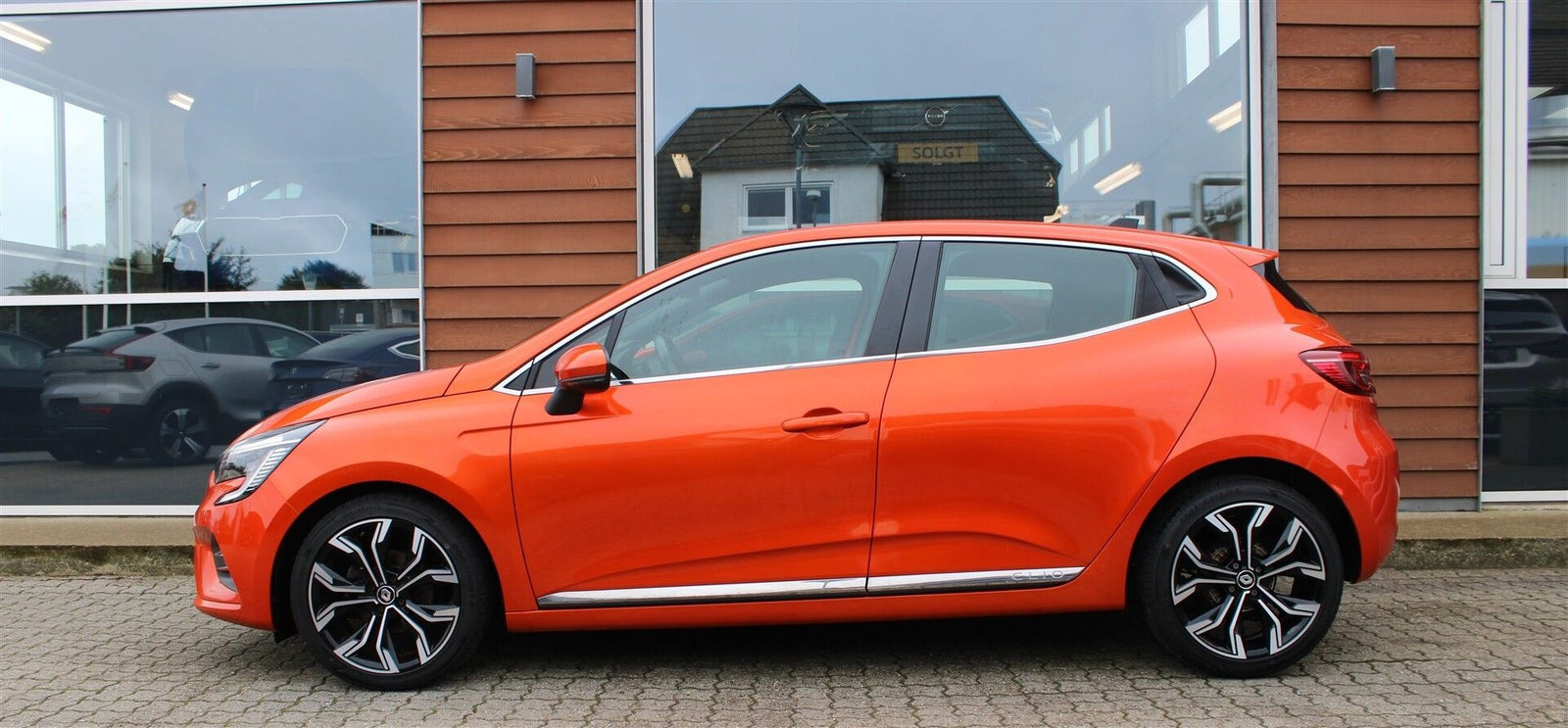 Orange Renault Clio V fra 2021