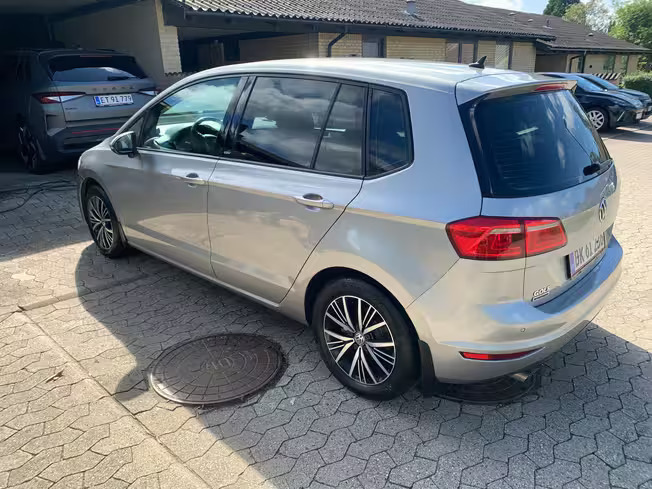 Grå VW Golf Sportsvan fra 2017