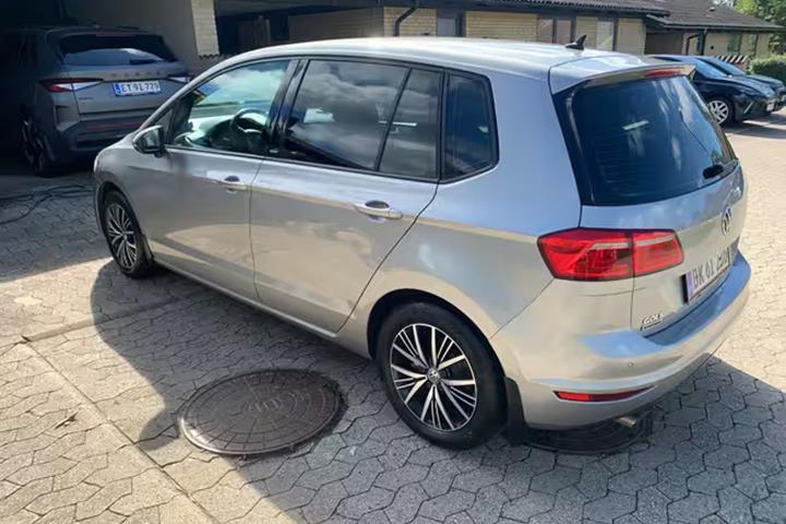 Grå VW Golf Sportsvan fra 2017