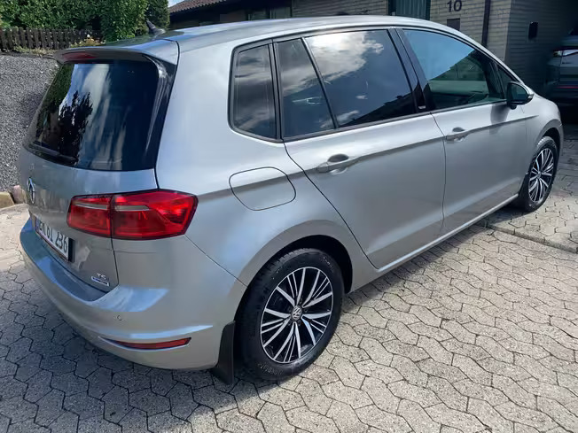 Grå VW Golf Sportsvan fra 2017