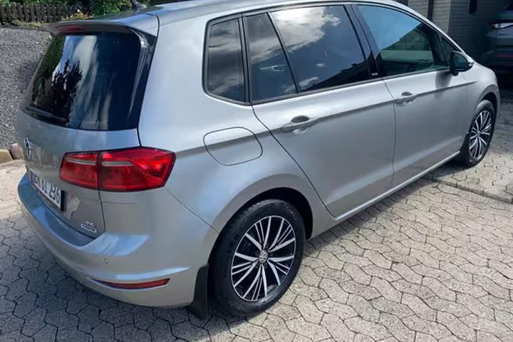 Grå VW Golf Sportsvan fra 2017