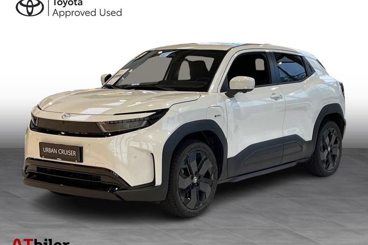 Hvid Toyota Urban Cruiser fra 2025 set udefra
