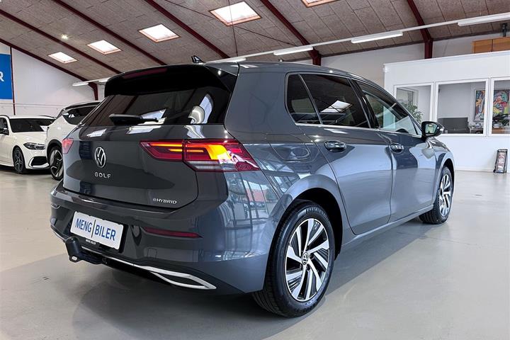 Grå VW Golf fra 2021
