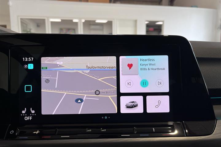 Grå VW Golf fra 2021