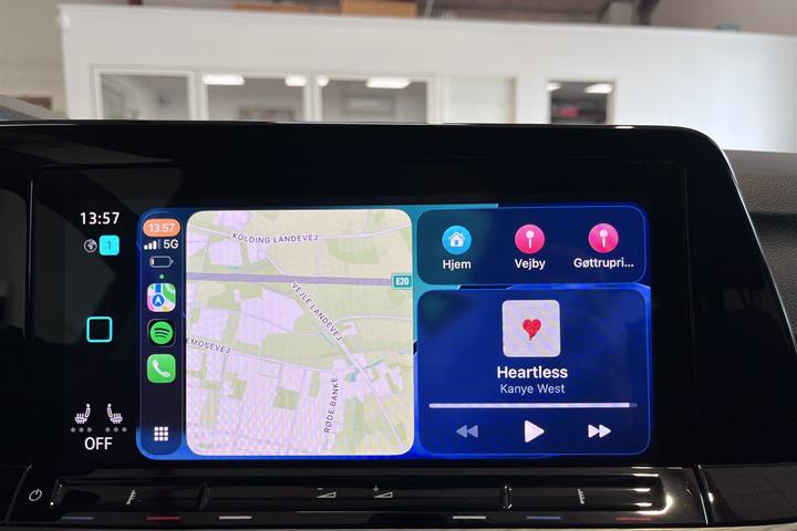 Grå VW Golf fra 2021