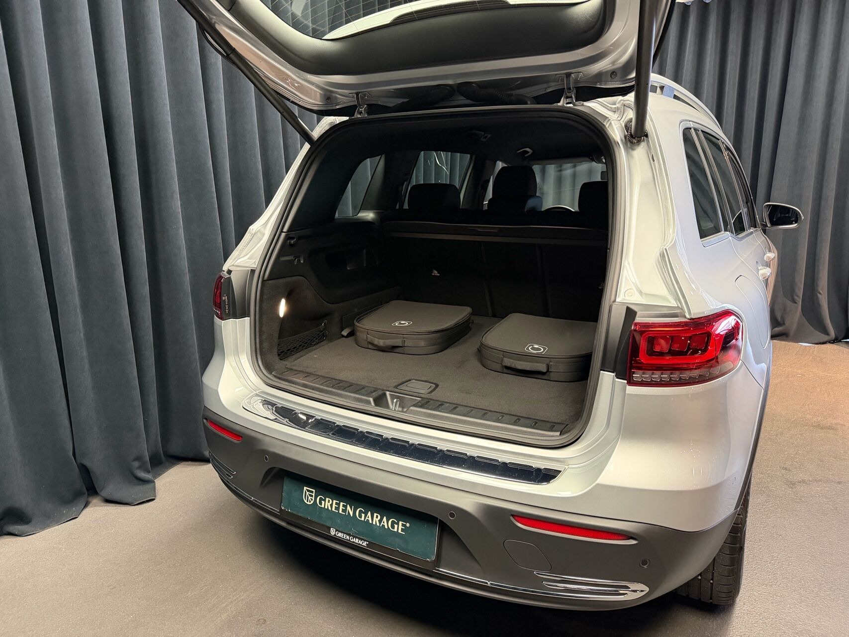 Sølv Mercedes EQB250+ fra 2023