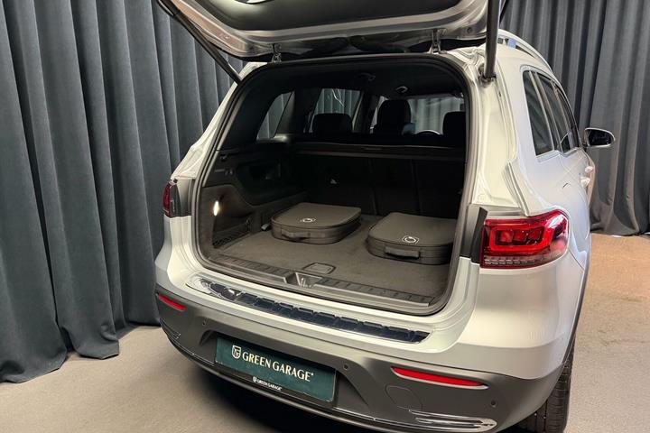 Sølv Mercedes EQB250+ fra 2023