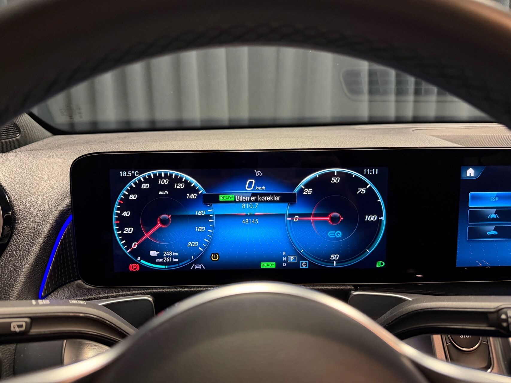 Sølv Mercedes EQB250+ fra 2023