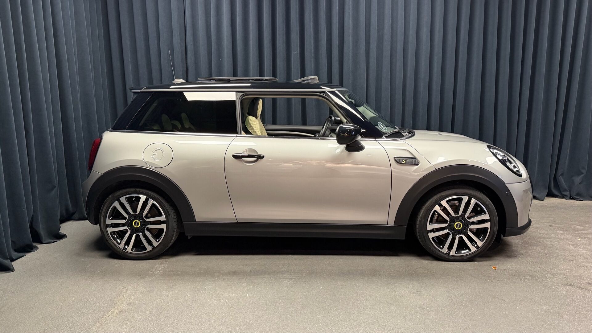 Sølv Mini Cooper fra 2023