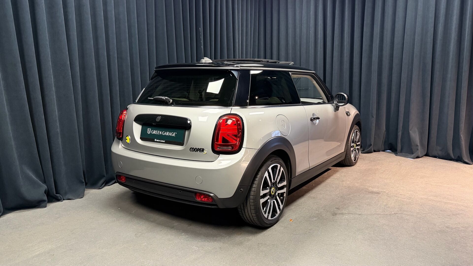 Sølv Mini Cooper fra 2023