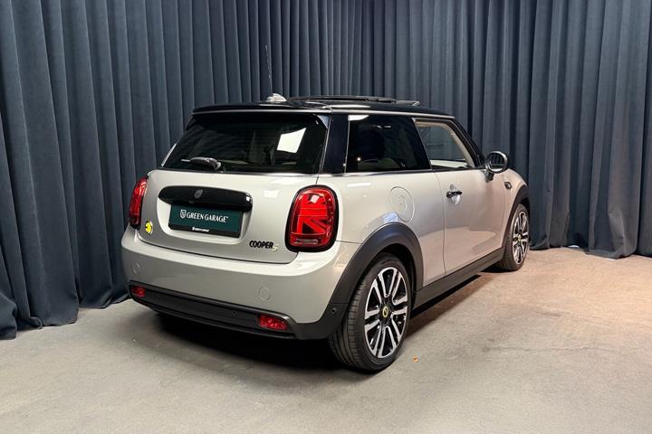 Sølv Mini Cooper fra 2023