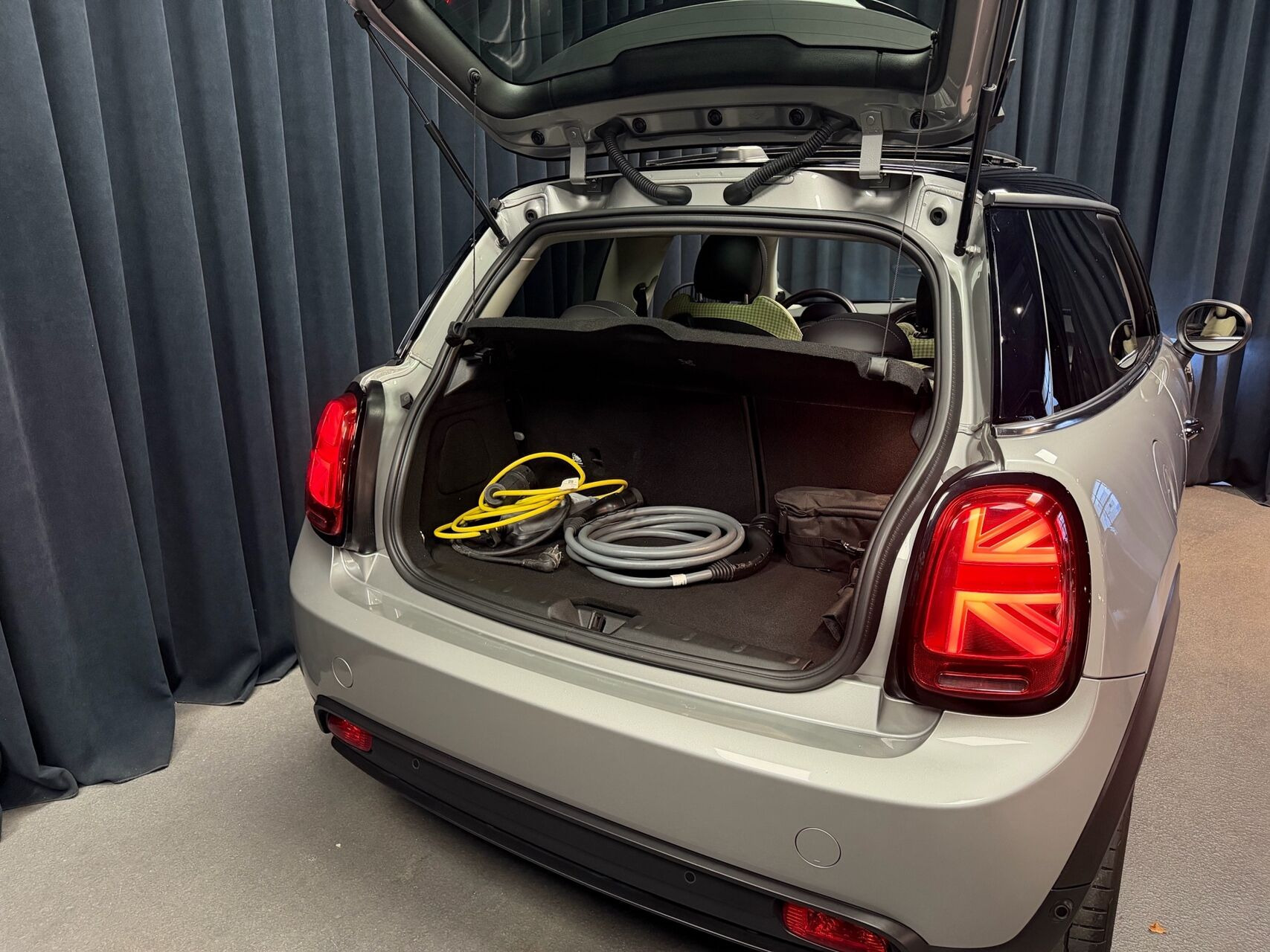 Sølv Mini Cooper fra 2023