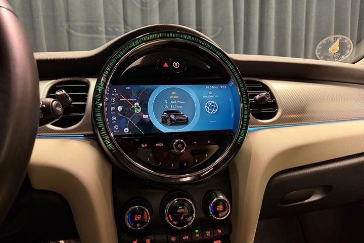 Sølv Mini Cooper fra 2023
