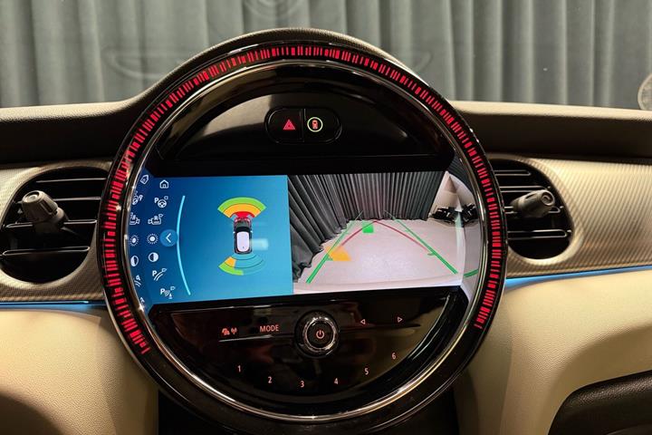 Sølv Mini Cooper fra 2023