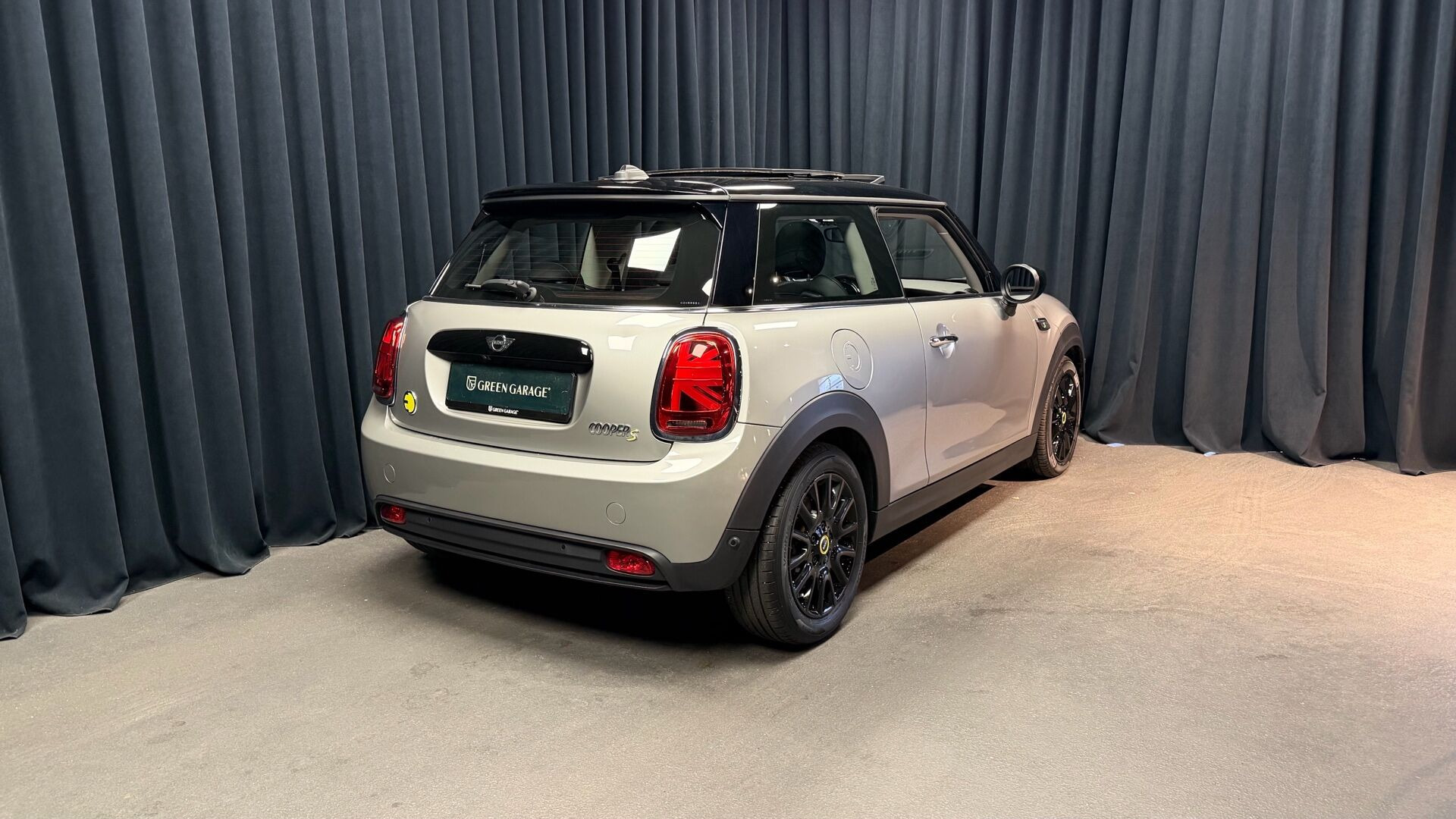 Sølv Mini Cooper fra 2023