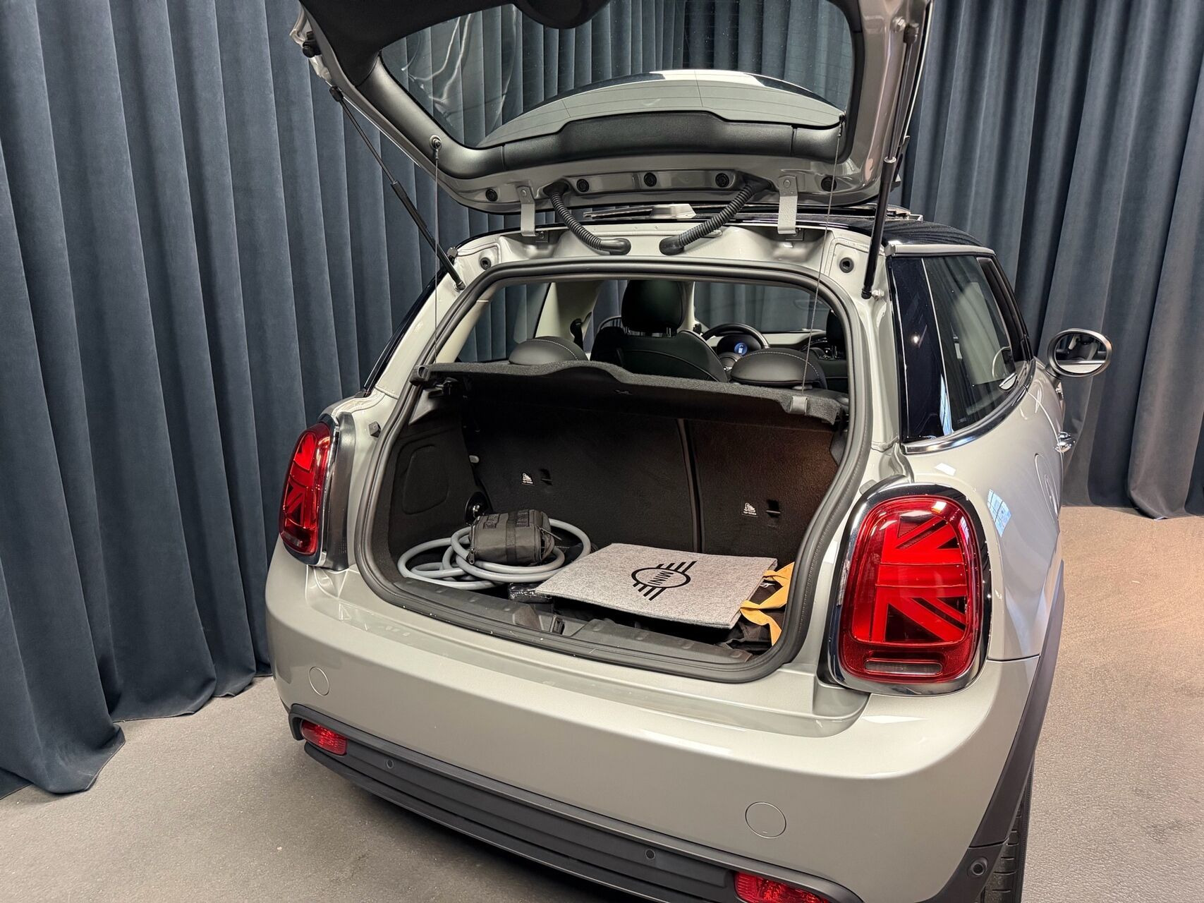 Sølv Mini Cooper fra 2023