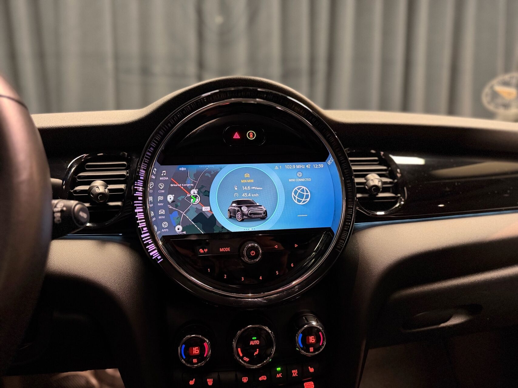 Sølv Mini Cooper fra 2023