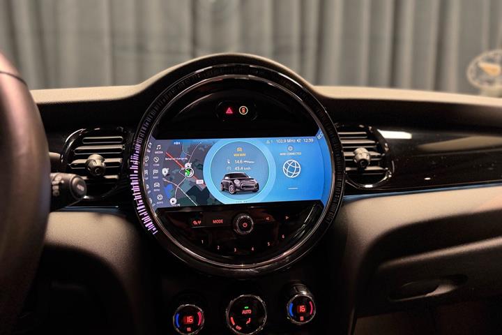 Sølv Mini Cooper fra 2023