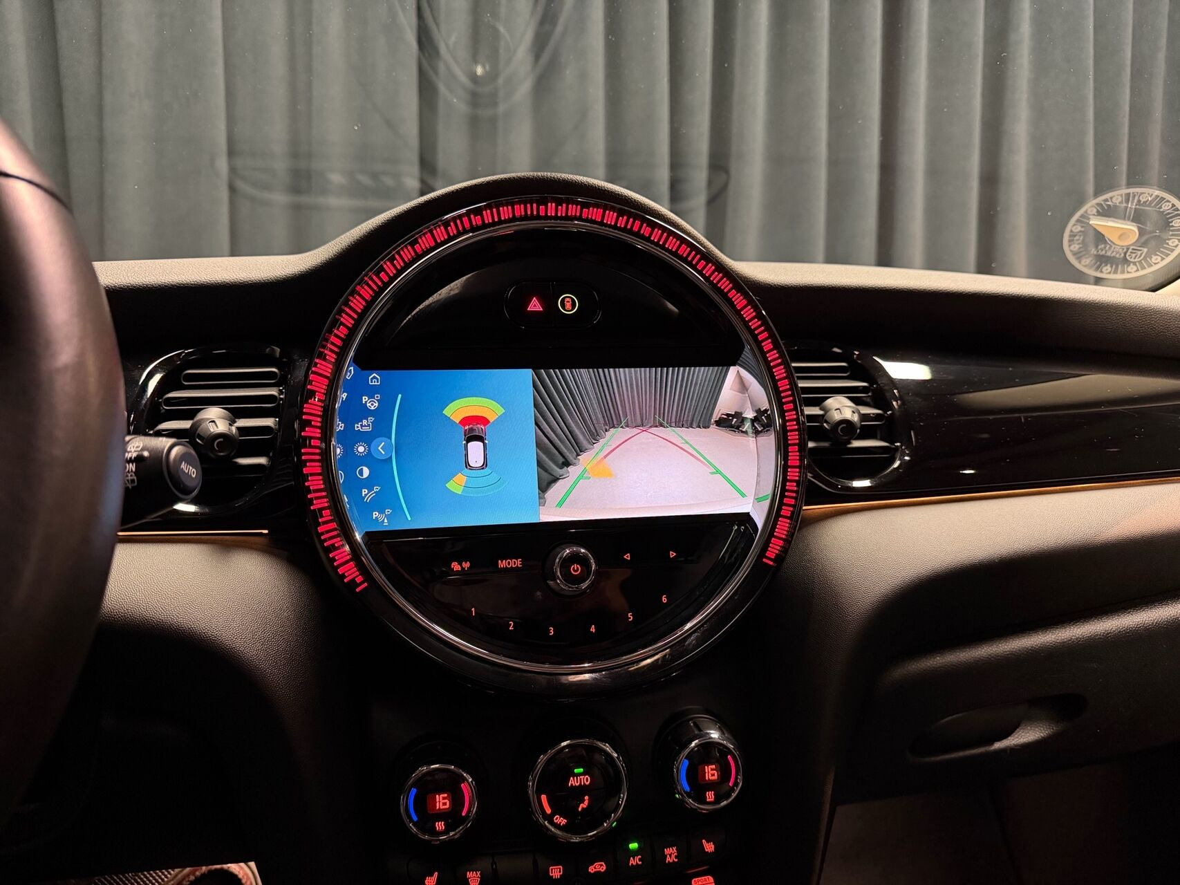 Sølv Mini Cooper fra 2023
