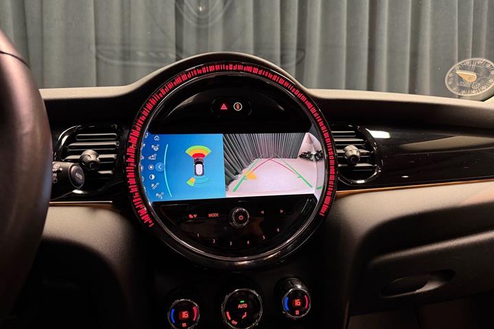 Sølv Mini Cooper fra 2023