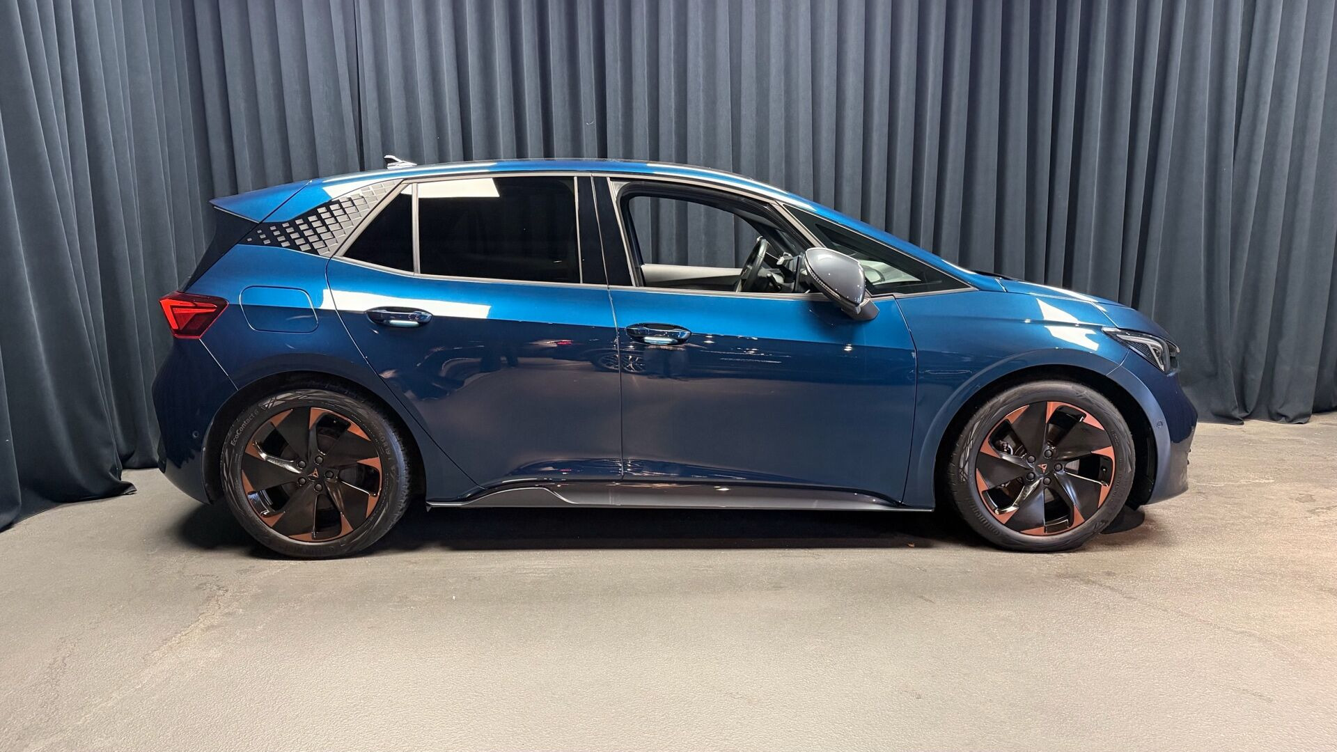 Blå Cupra Born fra 2023