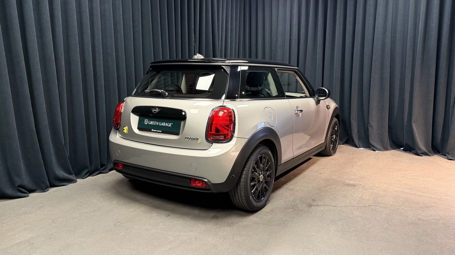 Sølv Mini Cooper fra 2023