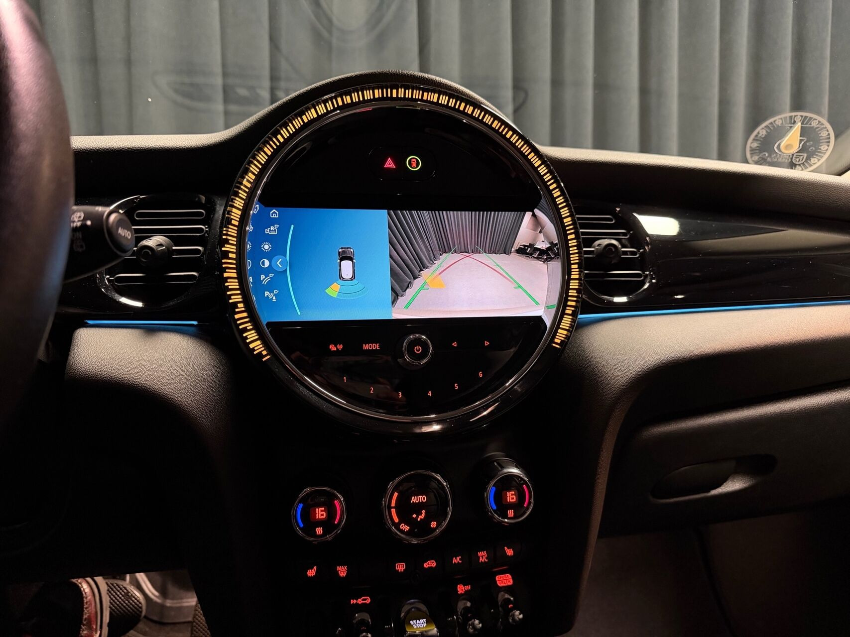 Sølv Mini Cooper fra 2023