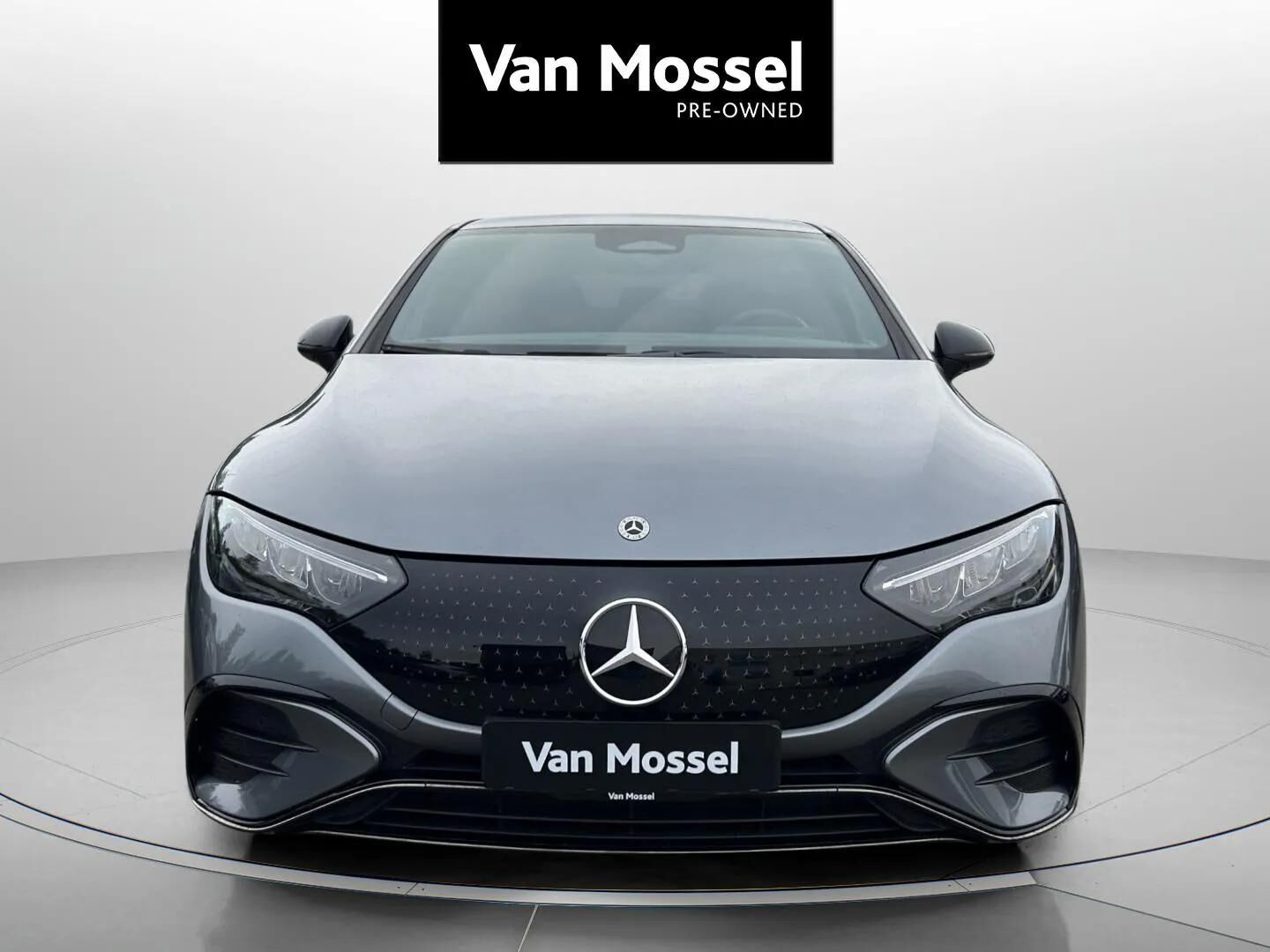 Grå Mercedes EQE350 fra 2023