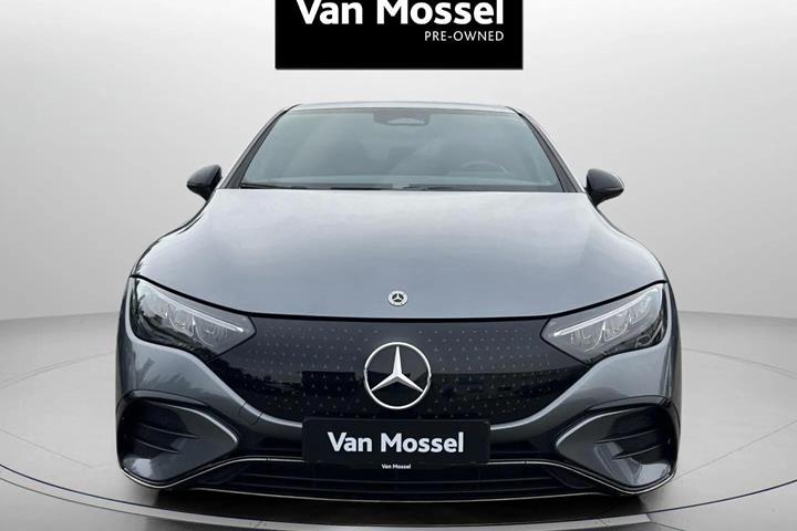 Grå Mercedes EQE350 fra 2023