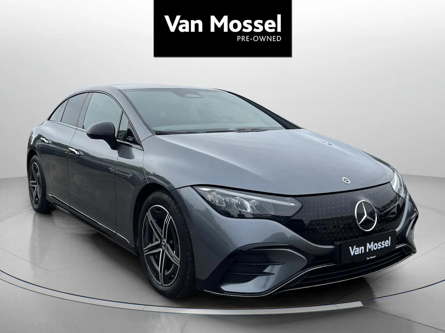 Grå Mercedes EQE350 fra 2023