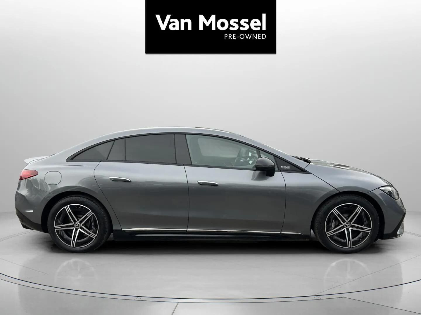 Grå Mercedes EQE350 fra 2023